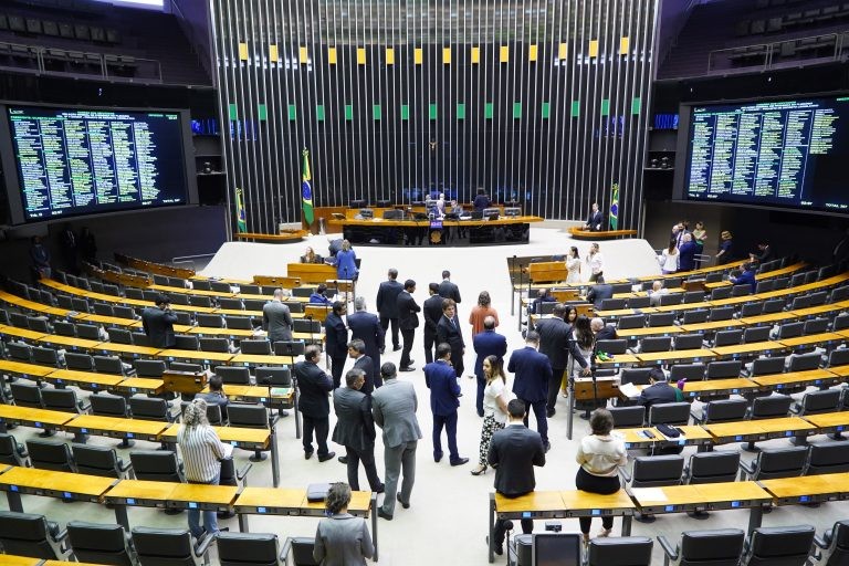 Câmara aprova dois acordos internacionais e homenagem a cirurgião oncológico