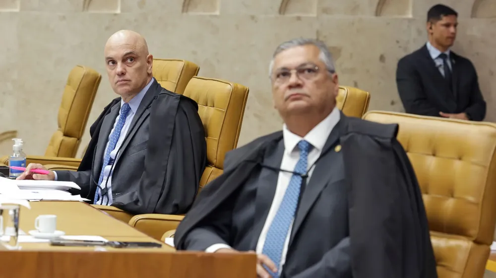 Oposição protocola dois pedidos de impeachment contra ministros do STF em ação histórica