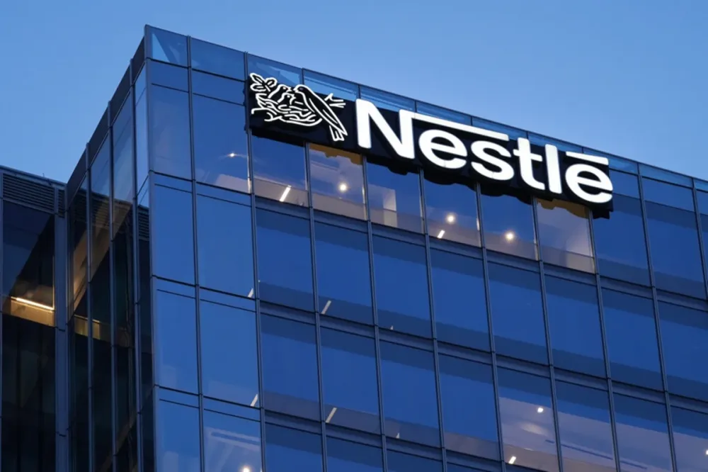 Crise na Nestlé: empresa suíça vai demitir 16 mil funcionários e enfrenta escândalo interno