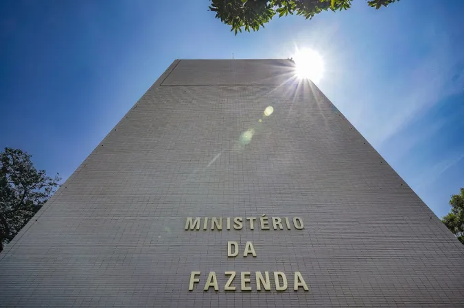 Lula congela R$ 1 bilhão em emendas e joga aliados contra o Congresso