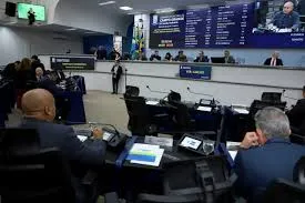 Vereadores de Campo Grande votam redução da taxa de esgoto e outros projetos polêmicos