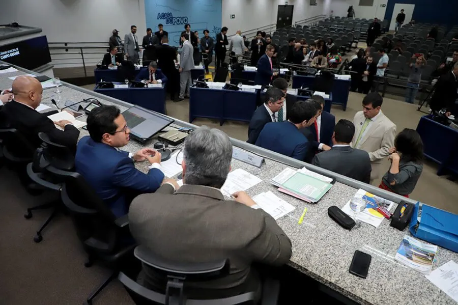 Câmara de Campo Grande vota redução da tarifa de esgoto e adoção de abrigos de ônibus por associações