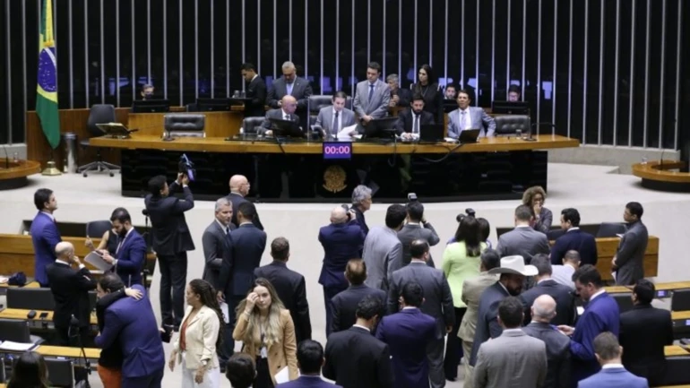 PL joga pesado e tenta furar resistência do Congresso para aprovar anistia