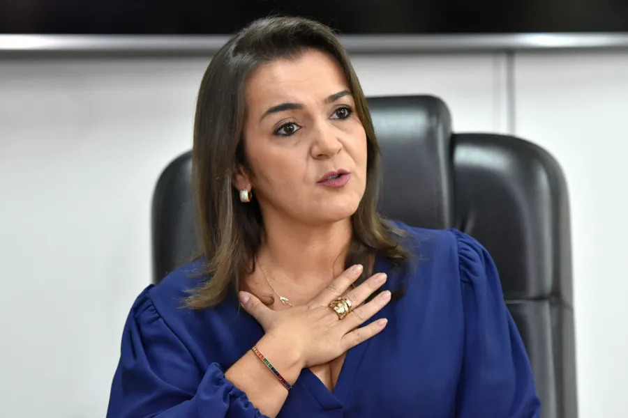 Adriane Lopes corta o próprio salário e impõe jornada reduzida para servidores de Campo Grande