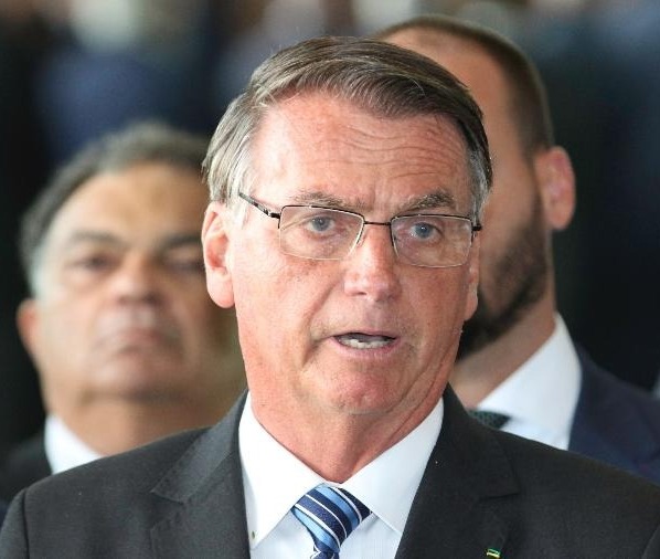 Bolsonaro diz que não se vacinou e cogita processar ministro da CGU