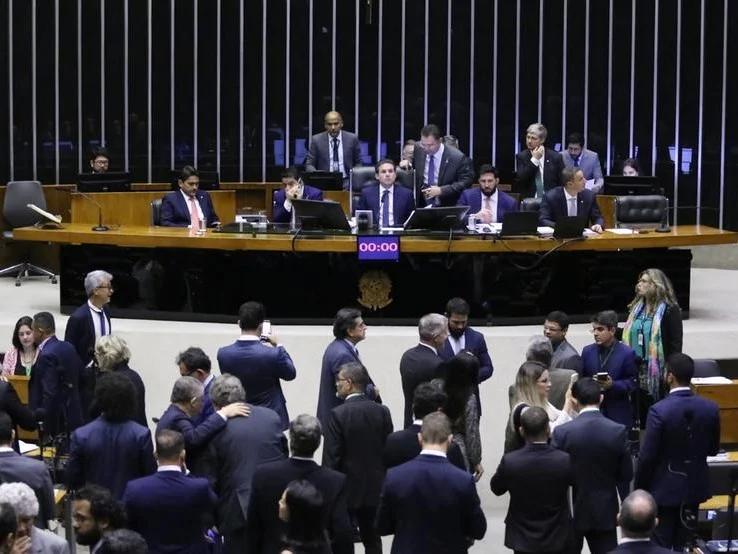 Mais uma derrota do governo: Câmara aprova PL Antifacção por 370 x 110 e avança marco legal contra facções