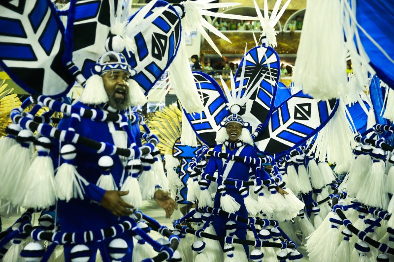 Sapucaí reúne historiografia e delírio no segundo dia de desfiles