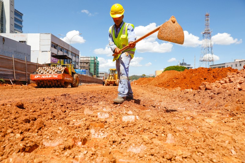 Marginal sul do Túnel de Taguatinga é preparada para receber pavimentação