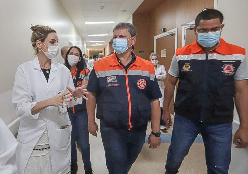 Tarcísio visita vítimas da tragédia no Hospital Regional de Caraguatatuba