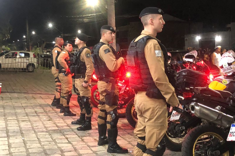 Policiais militares levam tranquilidade para os foliões em Guaratuba