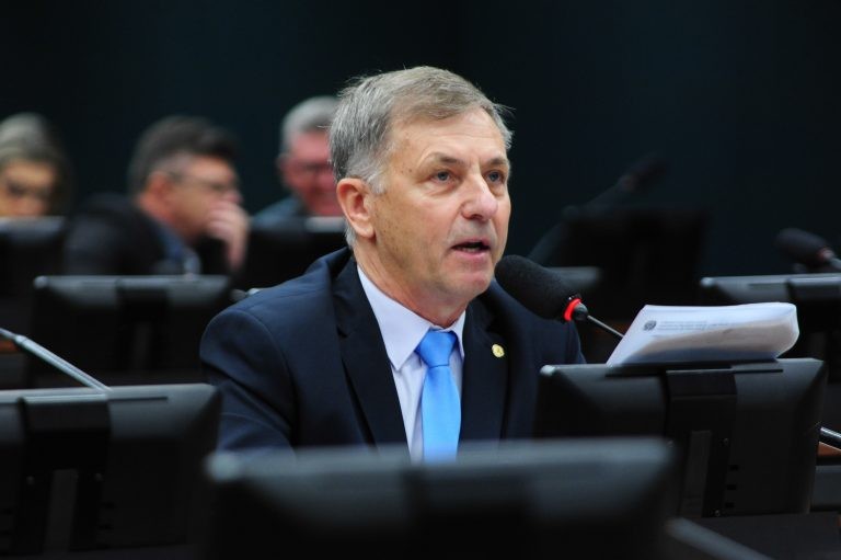 Comissão rejeita autorização para municípios criarem auxílio-creche para famílias de baixa renda