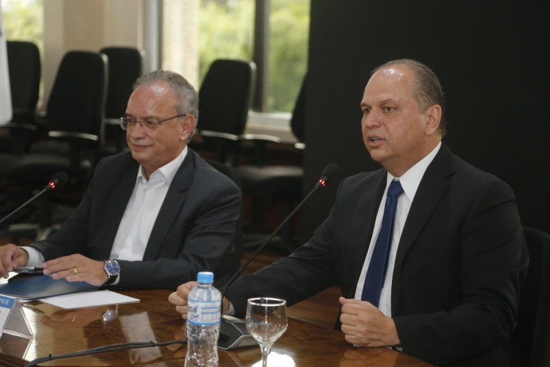 Estado quer estreitar laços com a indústria para crescer com velocidade