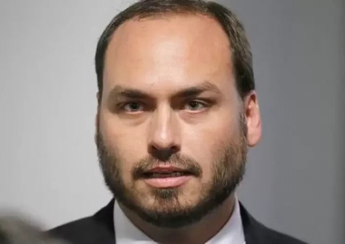 Carlos rebate críticas contra Bolsonaro: 