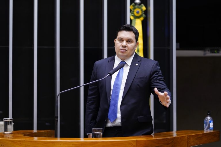 Projeto inclui nome de parlamentar em placa de inauguração de obra com verbas do Orçamento da União