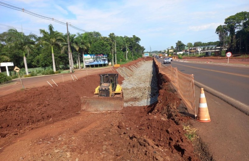 Com obras em viaduto e terraplanagem, duplicação da Rodovia das Cataratas avança