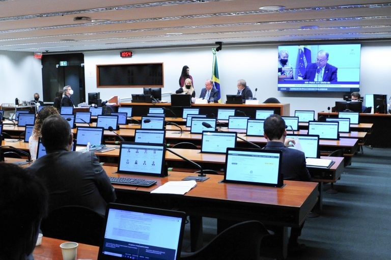 Conselho de Ética pode votar pareceres contra seis deputados nesta terça