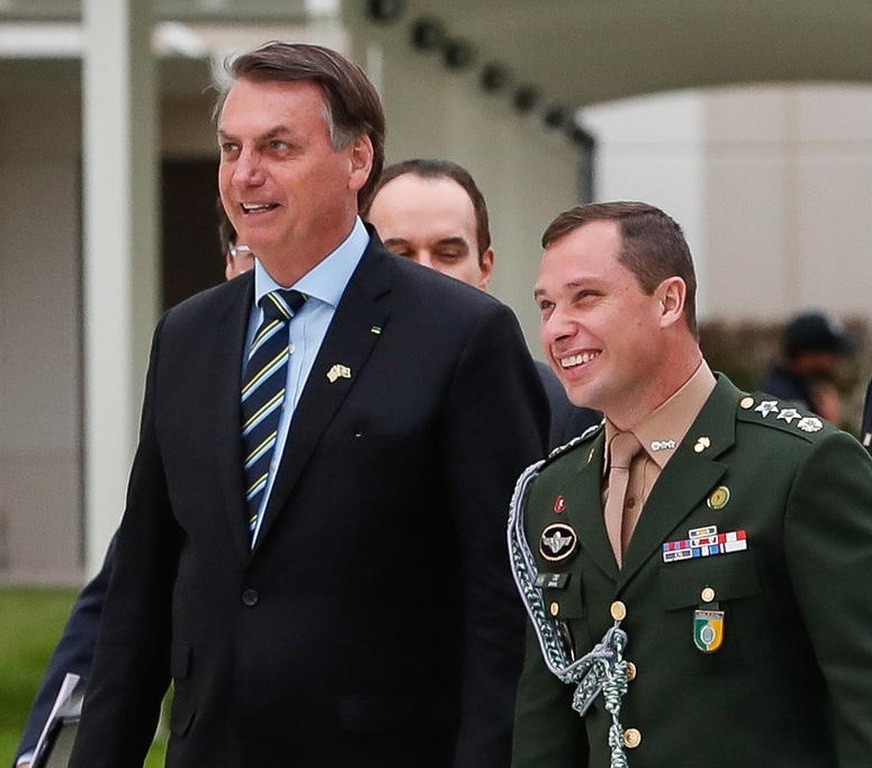 Mauro Cid, ex-ajudante de ordens de Bolsonaro, assume Comando de Operações Terrestres do Exército 
