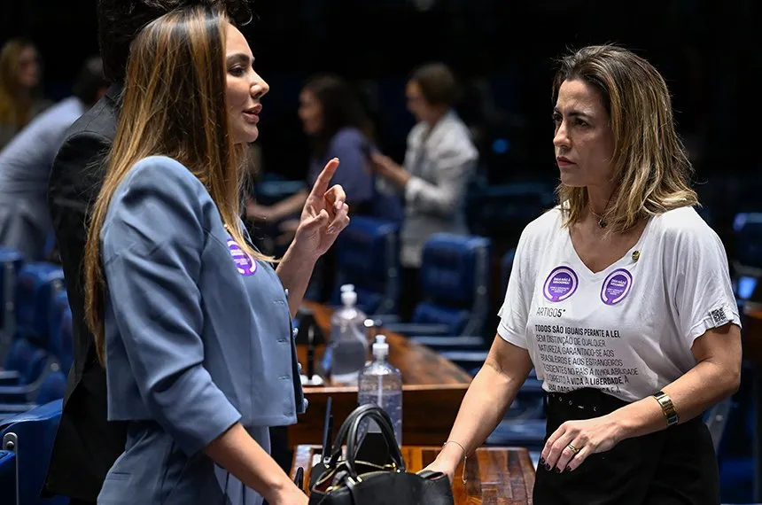 Nova lei contra misoginia passa no Senado e levanta debate: até onde vai o limite entre proteção e censura?