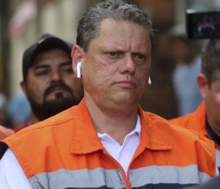 Tarcísio dará isenção de ICMS à empresas que ajudarem as vítimas das chuvas