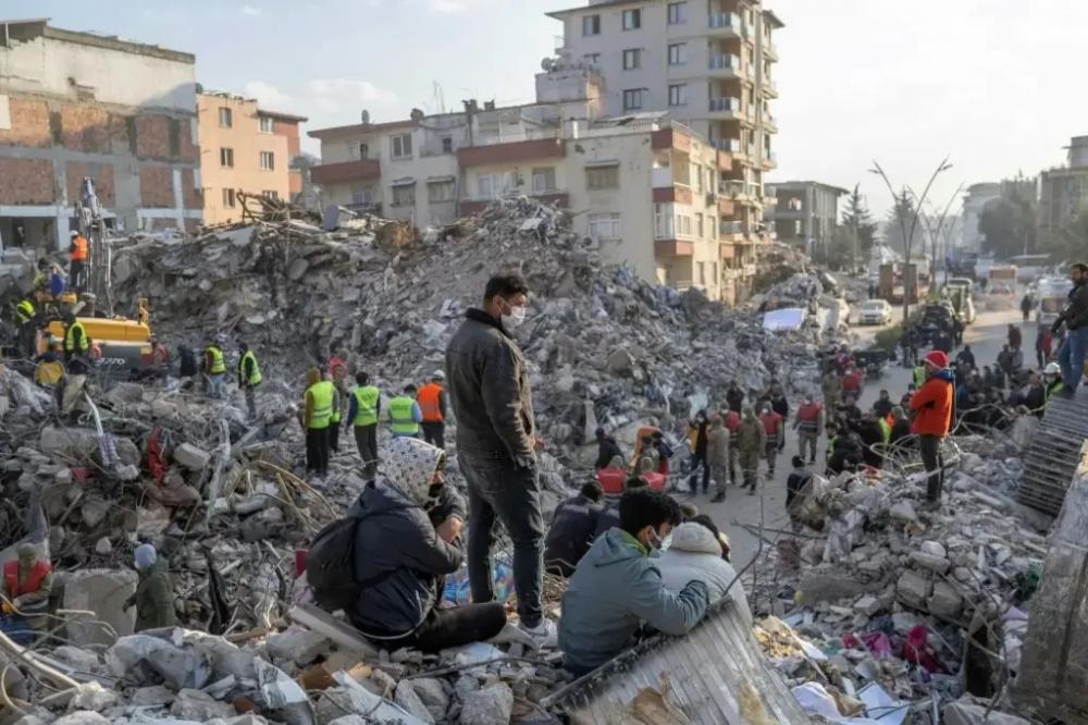 Novo terremoto de magnitude 5,6 atinge a Turquia e derruba mais prédios