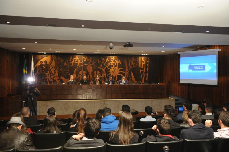 Escola do Legislativo busca se aproximar da população ao discutir temas que influenciam no dia-a-dia das pessoas