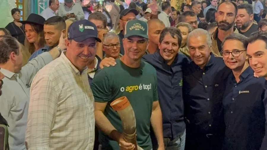 Flávio Bolsonaro ganha força, articula alianças e lidera nova ofensiva da direita para 2026