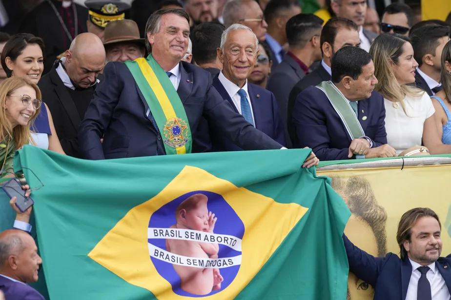Lula ordena 1º Ato para tomar o verde e amarelo dos apoiadores de Bolsonaro