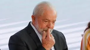 Derretendo nas pesquisas, Lula apela para “pacote de bondades” e tenta reconquistar eleitor às pressas