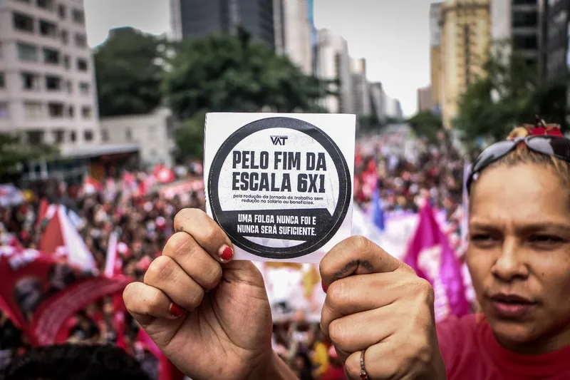 Fim da escala 6x1 vira batalha política e Lula tenta surfar pauta trabalhista em meio à pressão popular