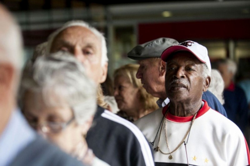 Projeto exige assinatura física em empréstimos online para pessoas idosas