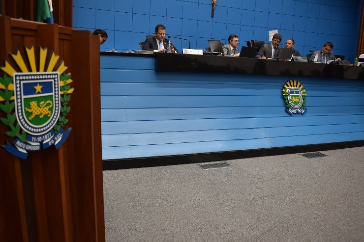 Deputados devem votar dez projetos durante a sessão plenária desta terça-feira