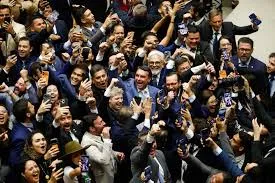 Congresso atropela Lula, derruba veto e impõe derrota política com impacto direto no caso Bolsonaro