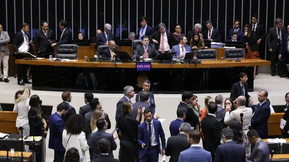 Lula sofre nova derrota histórica e Congresso reduz penas do 8 de Janeiro após pressão por justiça