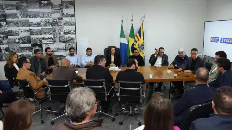 Após derrotas e crise na base, Adriane tenta reaproximação com vereadores e busca apoio de Riedel