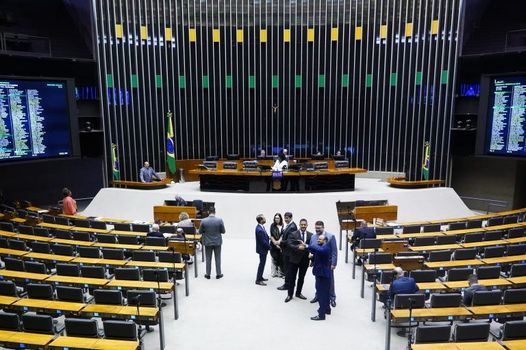 Deputados analisam projeto que cria Programa Crédito da Mulher; acompanhe