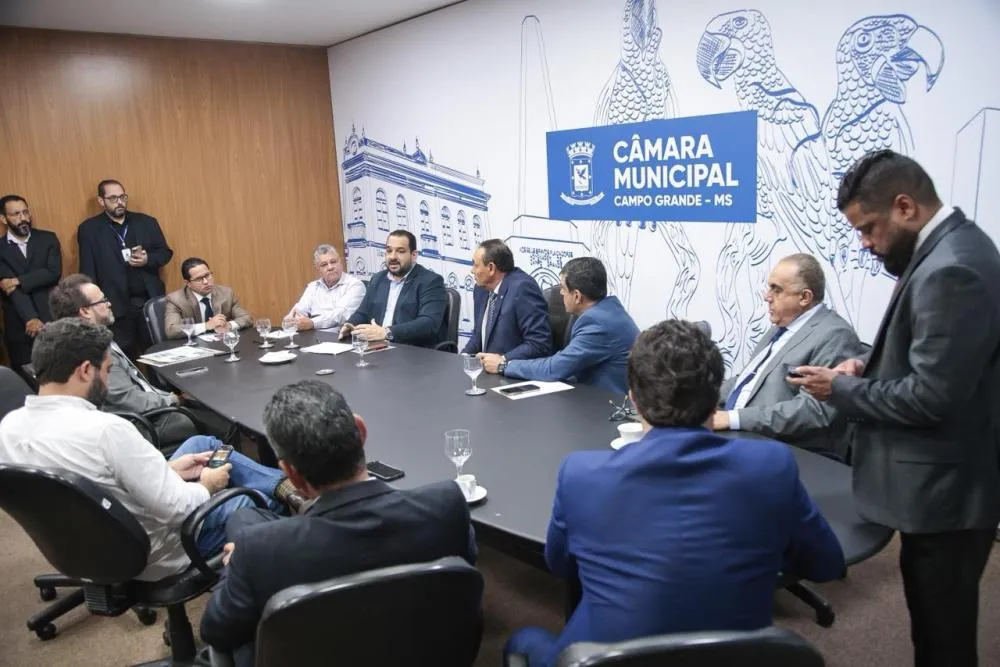 Após sessões travadas, Câmara aperta o cerco sobre Prefeitura e cobra explicações de contratos milionários de tapa-buracos