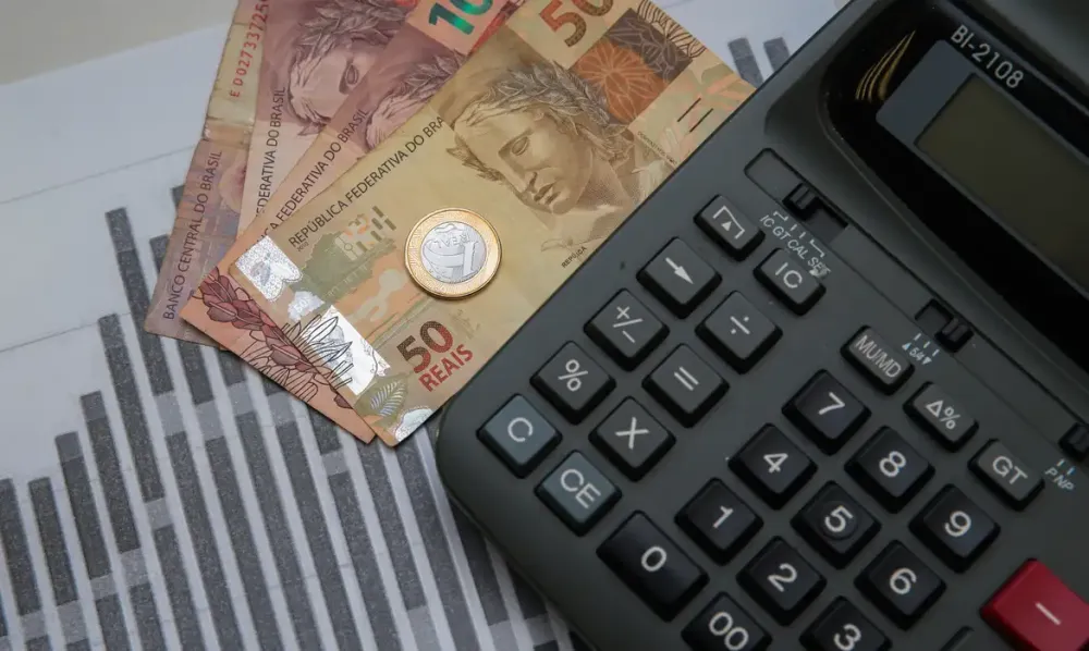 Rombo de R$ 56,1 bilhões e dívida de R$ 10,6 trilhões: a conta que continua chegando ao bolso do brasileiro