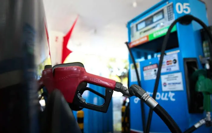 Governo recua e segura fim do subsídio da gasolina após disparada do petróleo e pressão política