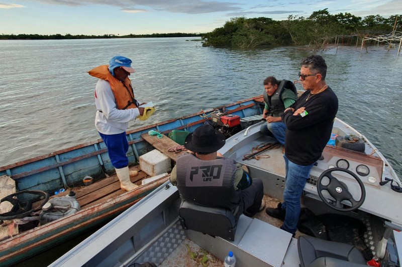 IAT apreende material proibido e aplica multas por pesca ilegal no Rio Paraná