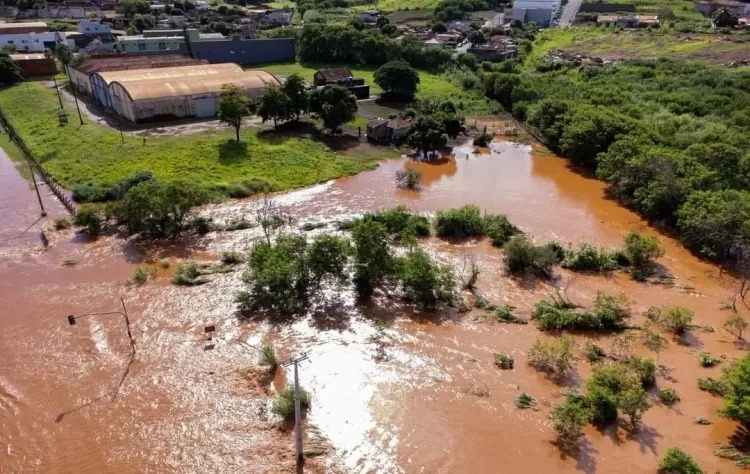 Tromba d'água deixa mais de 700 pessoas desalojadas no norte do Paraná