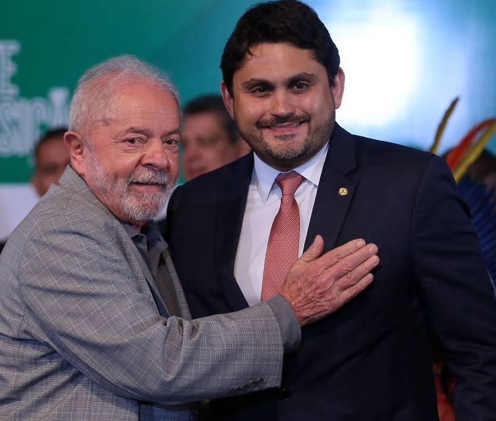 Lula mantém ministro das Comunicações no cargo após denúncias