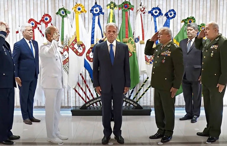 Múcio apresenta PEC para proibir militares voltar à ativa após disputar eleições