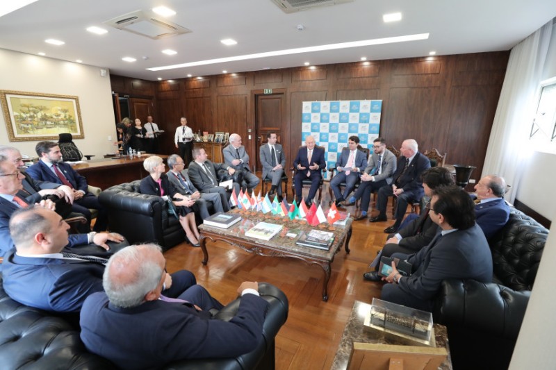 Encontro na Assembleia discute relações internacionais entre o Paraná e consulados de 13 países