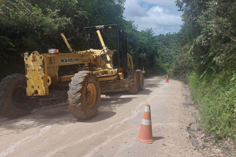 DER/PR está com maquinário mobilizado na PR-090, em trecho atingido por queda de barreira