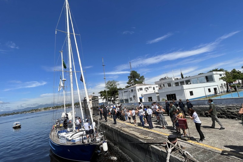 Veleiro que vai virar barco-escola para jovens e adultos chega a Paranaguá
