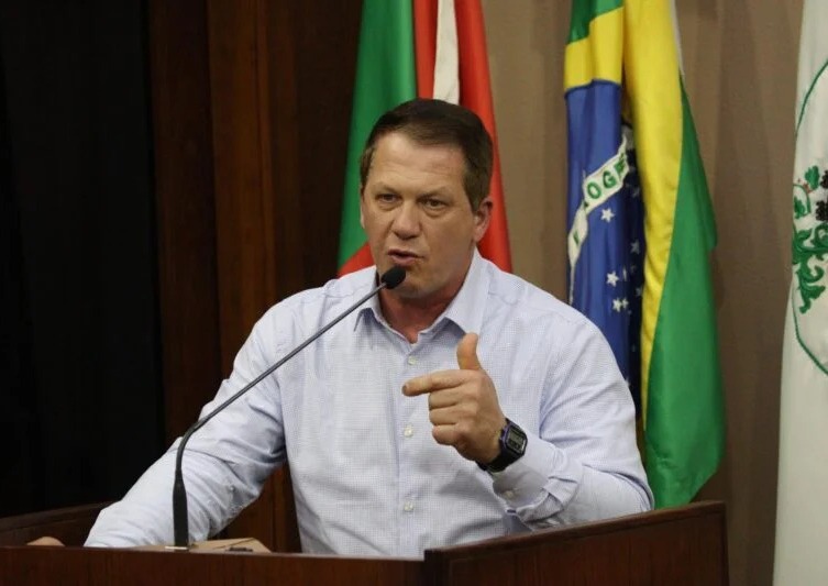 Dino manda investigar vereador que denunciou ministro do STF por pedofilia