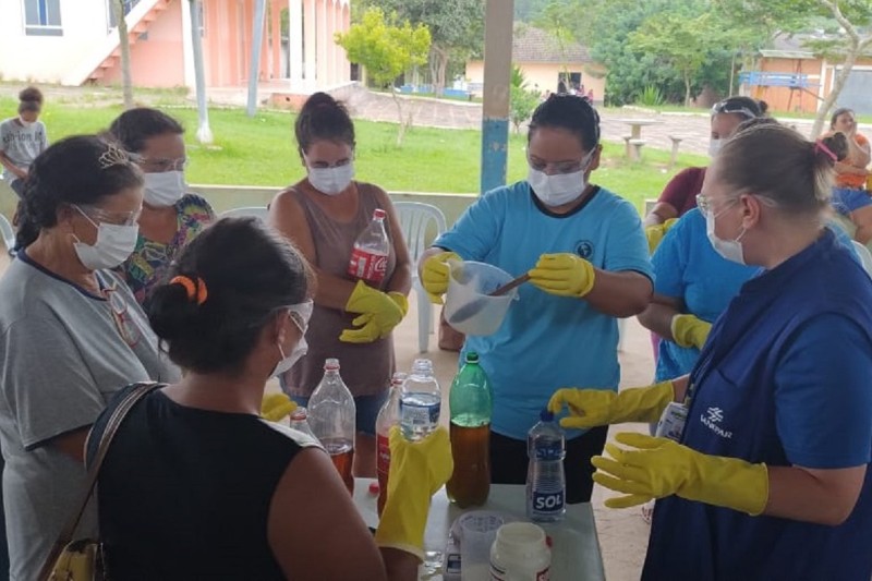 Em Cândido de Abreu, mulheres aprendem a fazer sabão ecológico com apoio da Sanepar