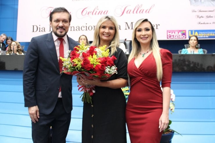 Deputado Lucas de Lima entrega troféu Celina Jallad em homenagem às mulheres