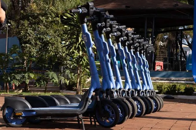 Patinetes largados nas calçadas agora podem dar multa e apreensão em Campo Grande