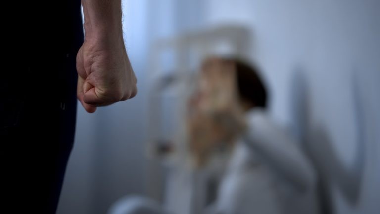 Projeto permite prisão preventiva em caso de ameaça à mulher